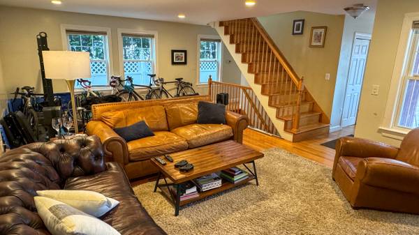 Habitación privada con baño compartido por $990 en una casa moderna grande (Watertown)63655303241217121