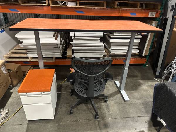 Herman Miller JRB Studio 72x30" y escritorio ajustable 72x24". También tenemos sillas, Mo - $425 (Southcenter)63471454993795124