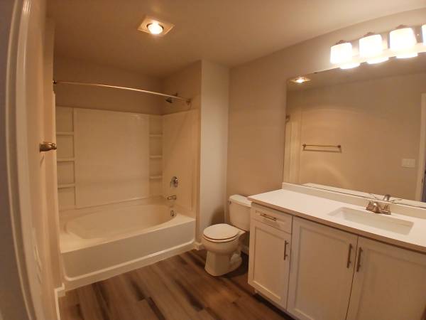 $1,917 / 1br - 745ft2 - 1 Bed 1 Bath W/White Quartz Counters Kitchen & Full Size W/D In Unit!! (Everett/Mukilteo/Boeing)63852484214785124