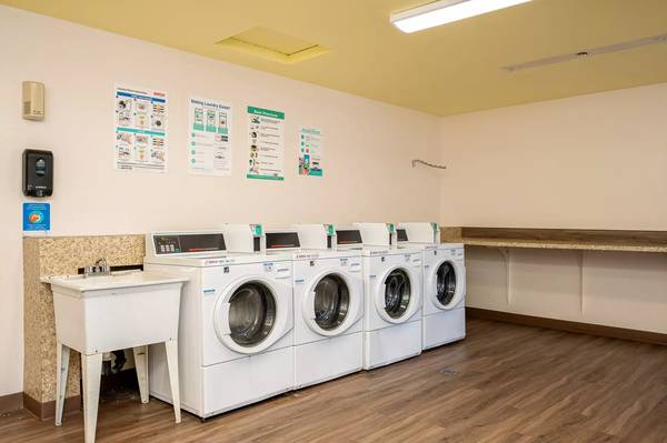 $1,549 / 2br - 775ft2 - Near major public transit and buslines! Great for commuters! (Gladstone/Milwaukie - Close to shopping & local restaurants!)63672547226883123