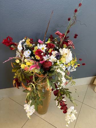 Large ceramic vase w/artifical flowers 1