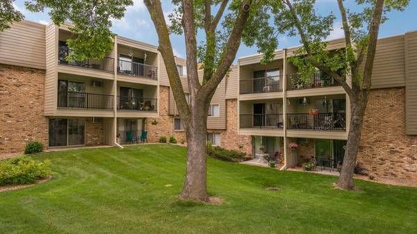 $1,775 / 2br - 976ft2 - Private Garages Available, 2/BD, Situated in New Hope! (8015 36th Ave N, New Hope, MN)63868704014595121