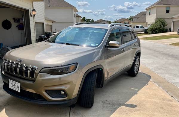 **2019 Jeep Cherokee Latitude Plus** - $14,25063439417389569123