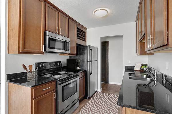 $1,345 / 2br - 912ft2 - Previously Renovated 2 Bedroom Apartment at Jade Lane Estates! (Eagan, MN)63990530405251120
