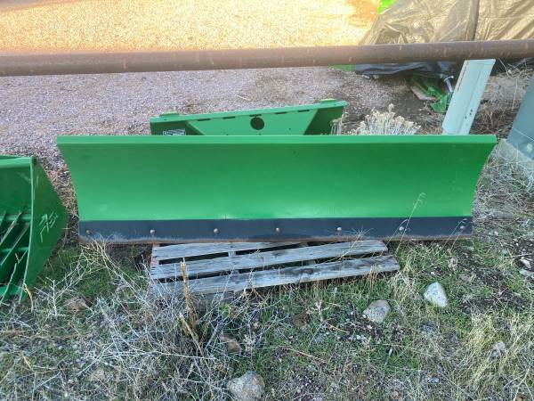 Like new Frontier blade for John Deere loaders 1