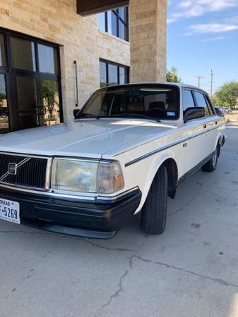 Volvo 240 sin óxido, excelente estado, funciona perfectamente. - $119,888 (Flower Mound)63441329359745121