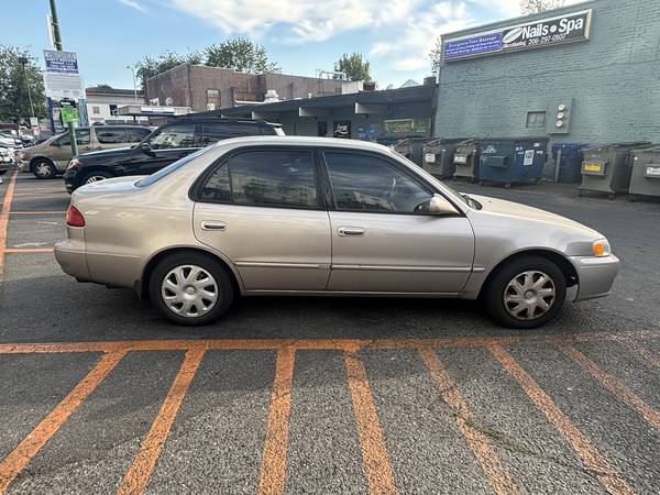 2001 Toyota Corolla LE - $2,100 (Seattle)63617379426051122