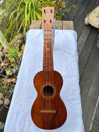 ⭐️UKULELES VINTAGE HAWAIIAN AND MARTIN 1