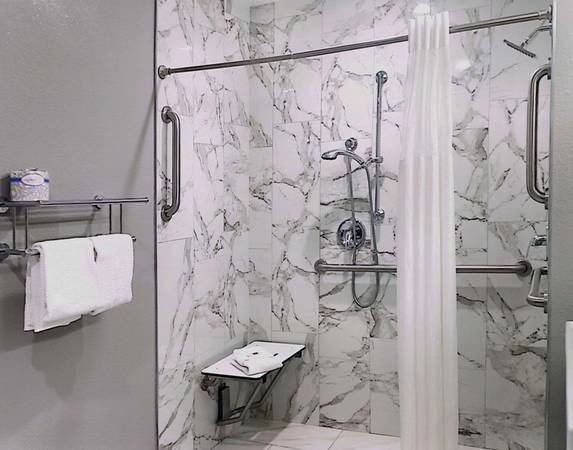 $500 / 1br - Tarifas semanales todo incluido - WiFi, TV por cable, estacionamiento, piscina, llamadas (Seattle South)63891324547331124