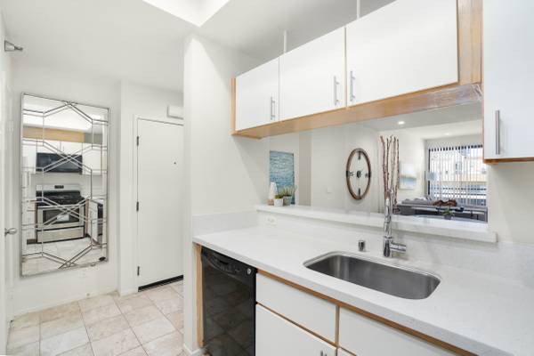 $3,650 / 2br - Westwood 2BR 2BA w/ Central Air, Balcony, Pool, Parking! Westwood! (Westwood 90024/UCLA, Brentwood, West LA, Beverly Hills)63869889838721123
