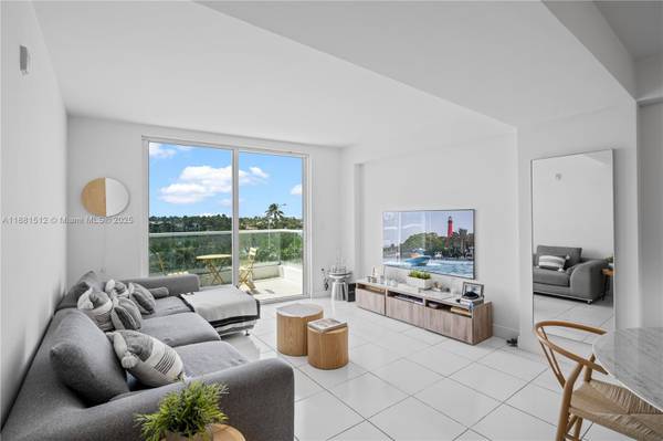 $2,800 / 1br - 939ft2 - Bright 1bd with Oversized & Enclosed Storage Den! (Casablanca- Miami Beach)64001846977281120
