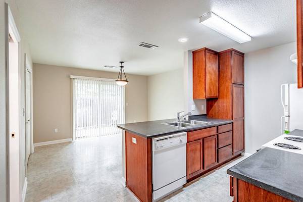 $1,650 / 2br - 1135ft2 - Casa adosada de dos dormitorios en alquiler (Redding)63972533175171122