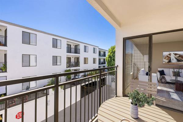 $2,600 / 2br - 945ft2 - SPACIOUS 2B/2B READY NOW! BOOK YOUR TOUR TODAY! (21031 Parthenia St, Canoga Park, CA)63812199005057123
