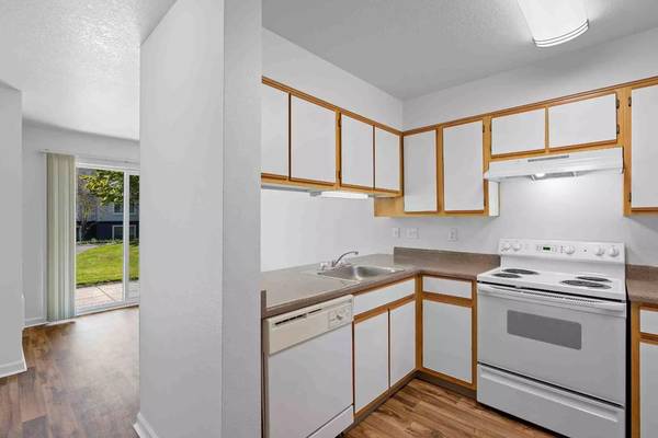 $1,600 / 1br - 809ft2 - Beautiful 809 Sq Foot 1 Bed / 1 Bath with lovely quiet surroundings (Tigard)63776960843523121