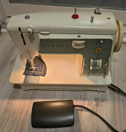 SINGER SCHOLASTIC 717 SEWING MACHINE 1