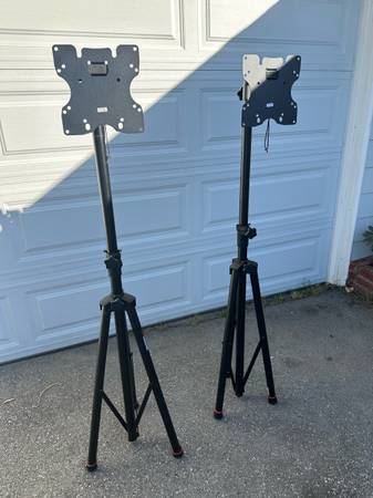Gator Frameworks tripod LCD TV Stands 1