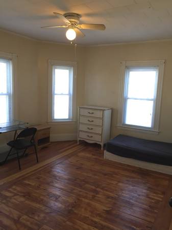 $750 / 1br - Todos los servicios incluidos, a 3 minutos a pie del Campus Norte de UMass Lowell (Umass Lowell north compus)63931250281091120