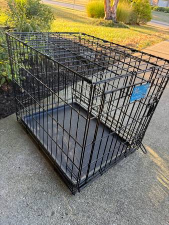 Small 24x18x21 Dog Crate with Tray and Two Doors and double locks, in good shape 1