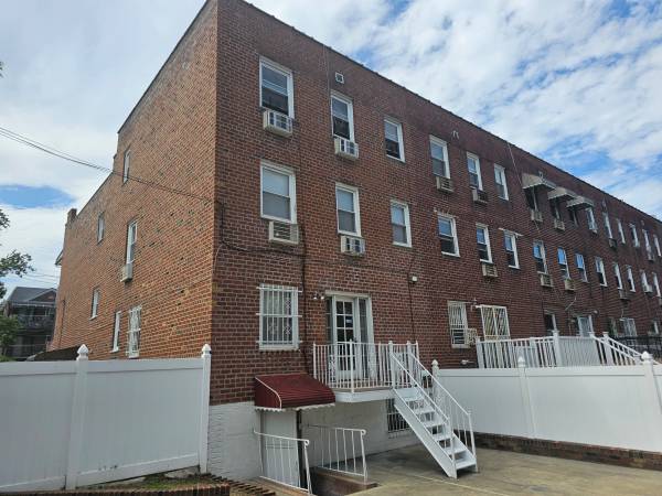 $1,299,000 / 6br - 3265ft2 - For Sale (Canarsie)63827205122179122
