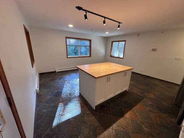 Emerald Estates Newly Renovated 1 bedroom + office 2