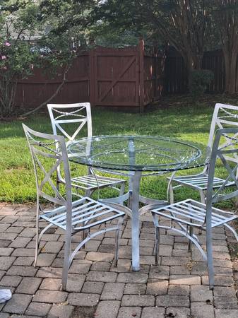 Glasstop table w 4 chairs 1