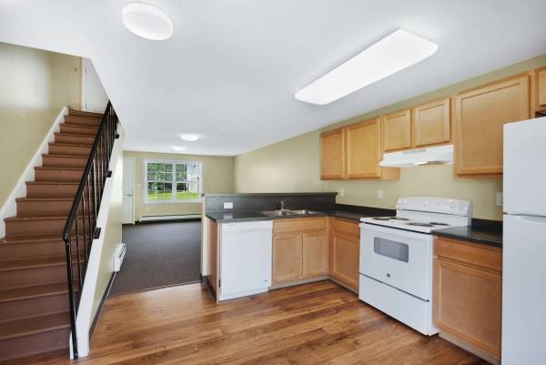 In Niagara Falls, Fully Applianced Kitchens, 4 BD 1
