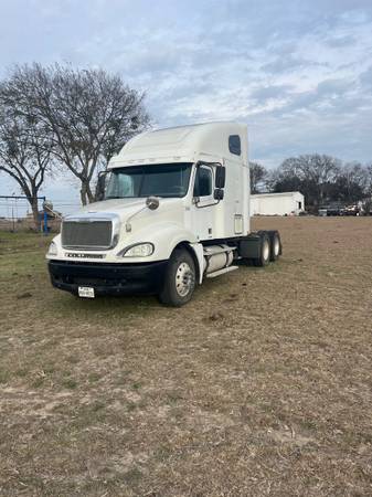 2005 Columbia Freightliner 1