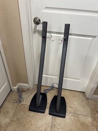 Universal speaker stands 1