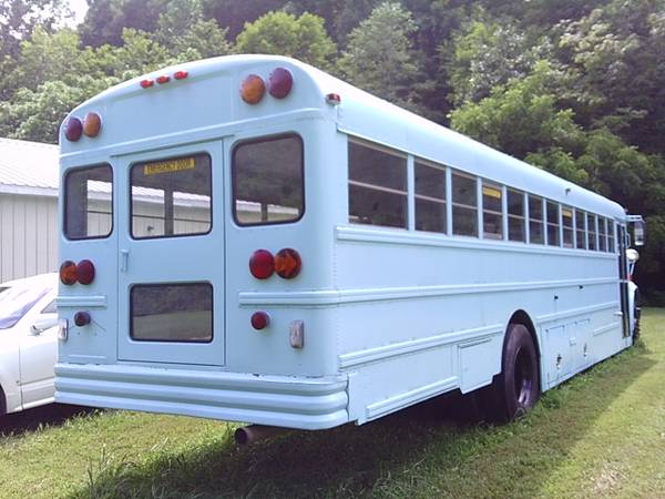 Autobús escolar - limpio, alfombrado y listo para conducir! - $14,000 (Hustonville, KY)63625001284609123