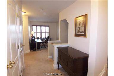 $3,595 / 3br - 2512ft2 - Amplio adosado de 4 niveles con garaje para 2 coches, a pasos del metro Forest Glen63822604528129123