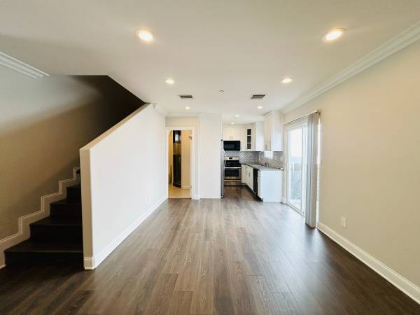 $3,775 / 3br - ALL BOXES CHECKED A/C IN UNIT LAUNDRY 2-CAR GARAGE (Westchester)63863894628867121