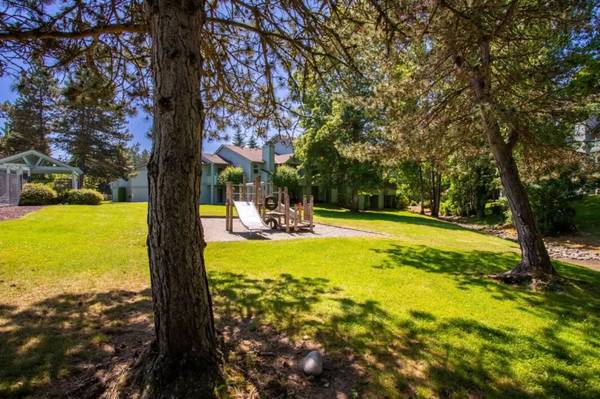 $1,985 / 2br - 949ft2 - Serene garden settings with beautiful views! 949 SqFt 2 BR / 2 BA! (Bremerton)63688608046337121