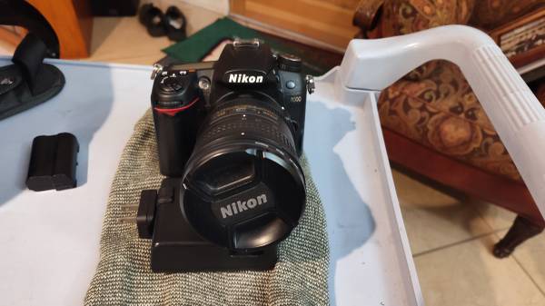 NIKON D7000 CAMERA with AFS-NIKKOR 18-200MM NIKON LENS 1
