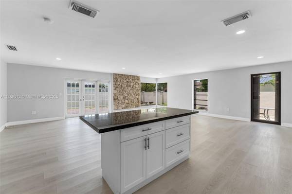 $3,850 / 3br - Amazing Corner Home 3BR-2BA- NO HOA- Fast Approval! (Miami)64002016761857124