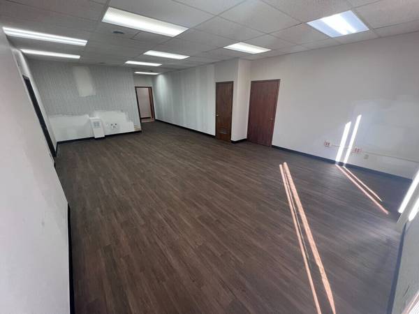 $1,550 / 534ft2 - 534 sqft Large single room office/salon suite w/ 2 wndw & water hookup (Athens)63792092592643122