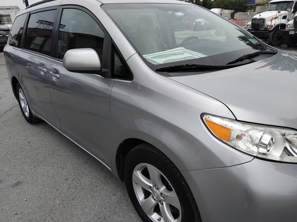 2015 Toyota Sienna LE Minivan 4D - $15,000 (College Point)63469753014785121