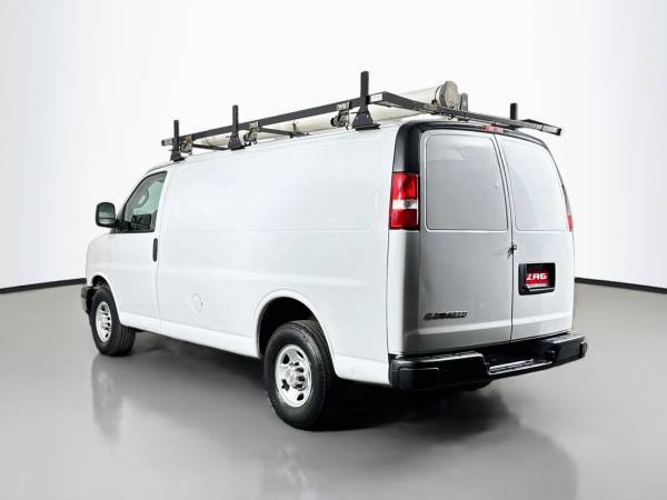 2019 Chevrolet Express - Photo 3