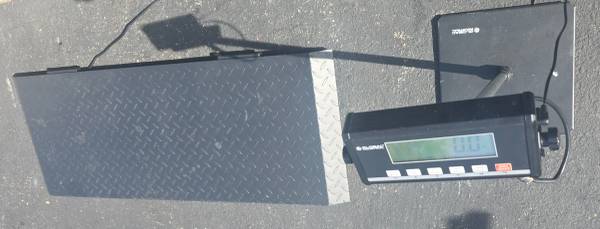 Global Industrial® Digital Floor Scale With LCD Indicator & Stand 1