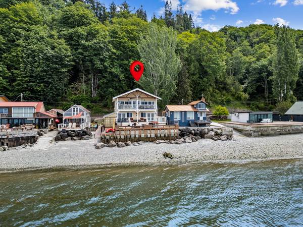 $1,200,000 / 4br - 3222ft2 - RARE Waterfront Home in Mukilteo–Stunning Views & Beach Access! (Mukilteo)63736158890241123