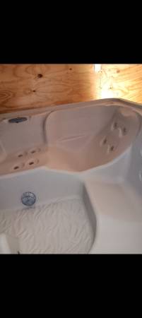 5 person hot tub (like new) 1