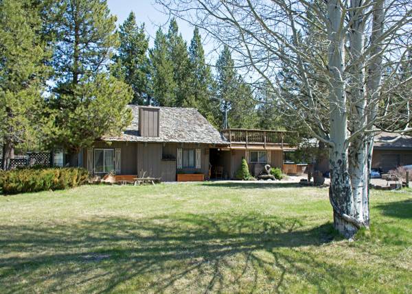 Bend Upstairs Room Suite Includes All - Room for Rent