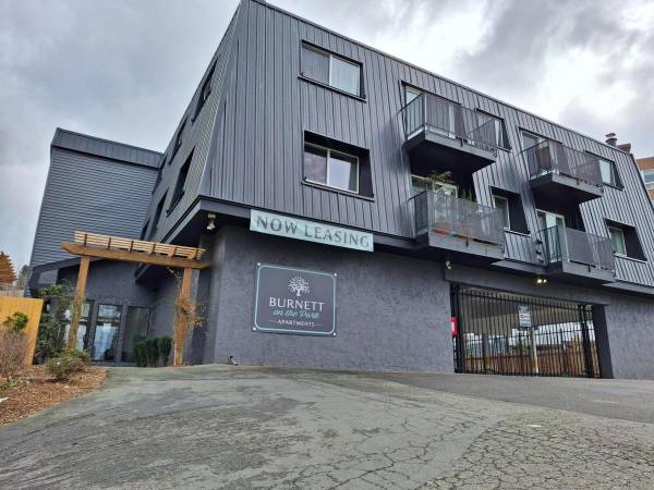 $2,050 / 2br - 948ft2 - Close to Downtown Renton, Near Linear Park, Spacious private decks (Renton)63808084323331120
