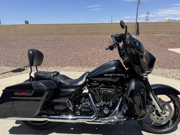 1 2017 Harley-Davidson FLHXSE - CVO Street Glide V Twin 1