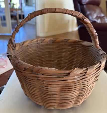 CUTE STURDY WICKER BASKET PERFECT FOR FALL DÉCOR AND PROJECTS 1