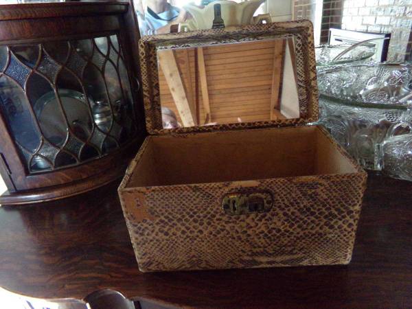 1940s Cosmetic Case - Suitcase 1