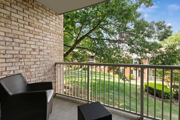 $1,739 / 1br - 970ft2 - 24/7 Maintenance, Modern Appliances, In-Home Washers and Dryers (Greenbelt)63895919759235124