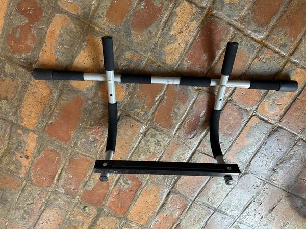 Pull Up Bar 1