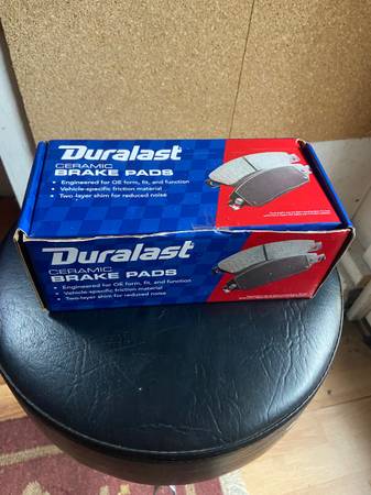 New Duralast Ceramic Brake Pads D1047B 1