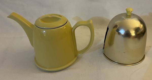 VINTAGE TEA POT DESIGNED BY LIPTON TEA IN THE 1950's & MADE BY HALL FS 1