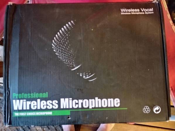 4 Cordless Microphone System 1